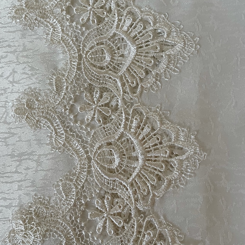 Tablecloth - Picture 3 of 5